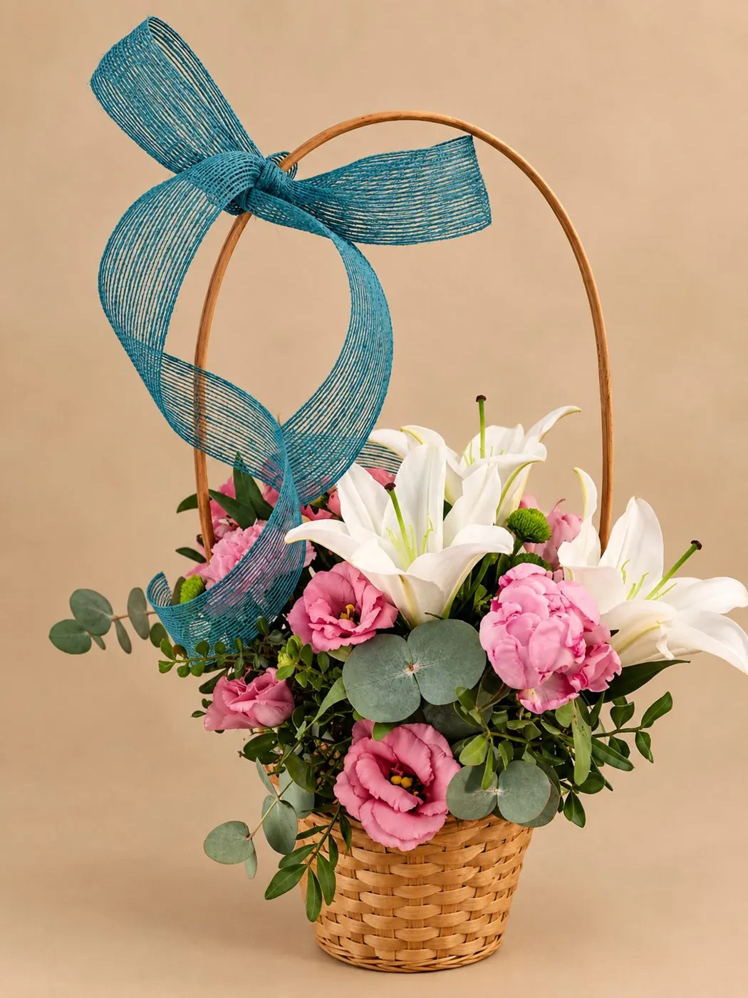 Cesta Floral con lirios y rosas, floristería en Marbella